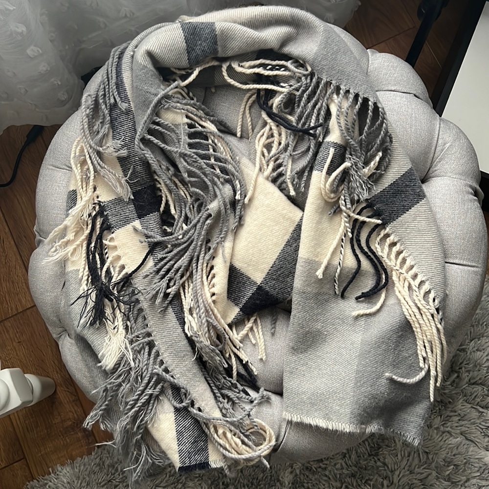 American Eagle Plaid Blanket Scarf Cream Blue Gray Super Soft Fringe Winter